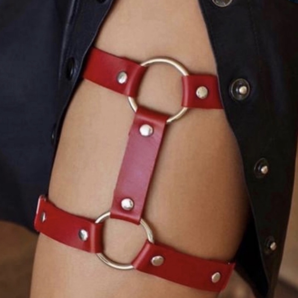 ❤️ NEW red harness leg garter